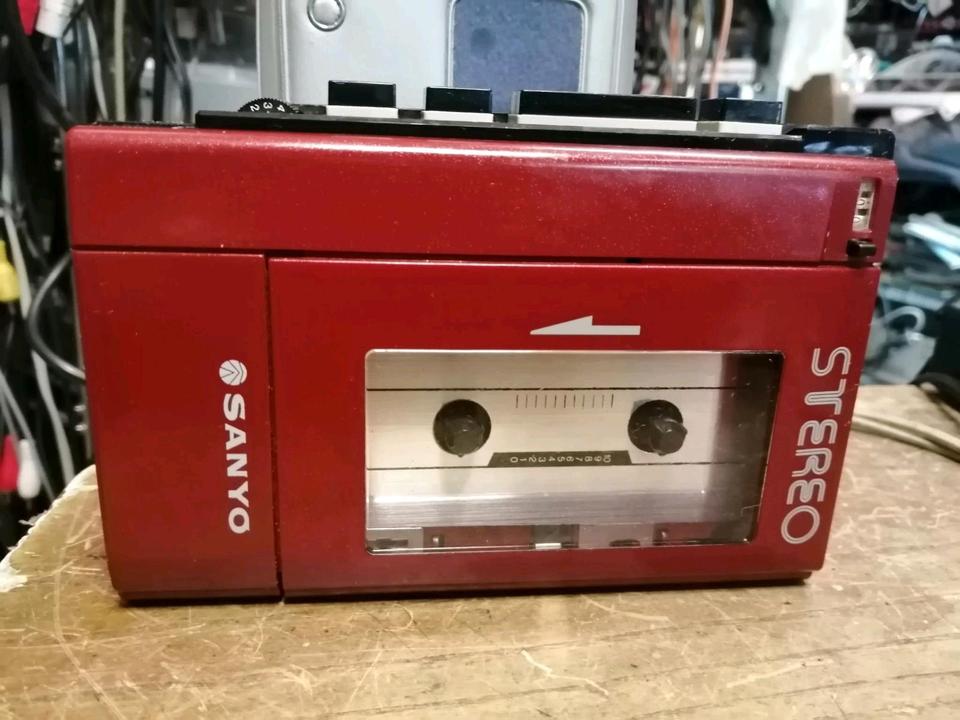 SANYO M4440, Walkman, rot, OHNE Adapter!!!