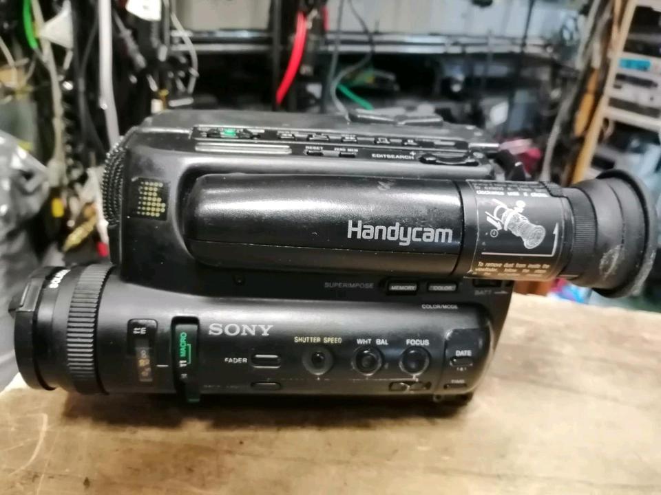 SONY CCD-TR55E, Videocamera Hi8 und Video 8 mit Zubehör!!!