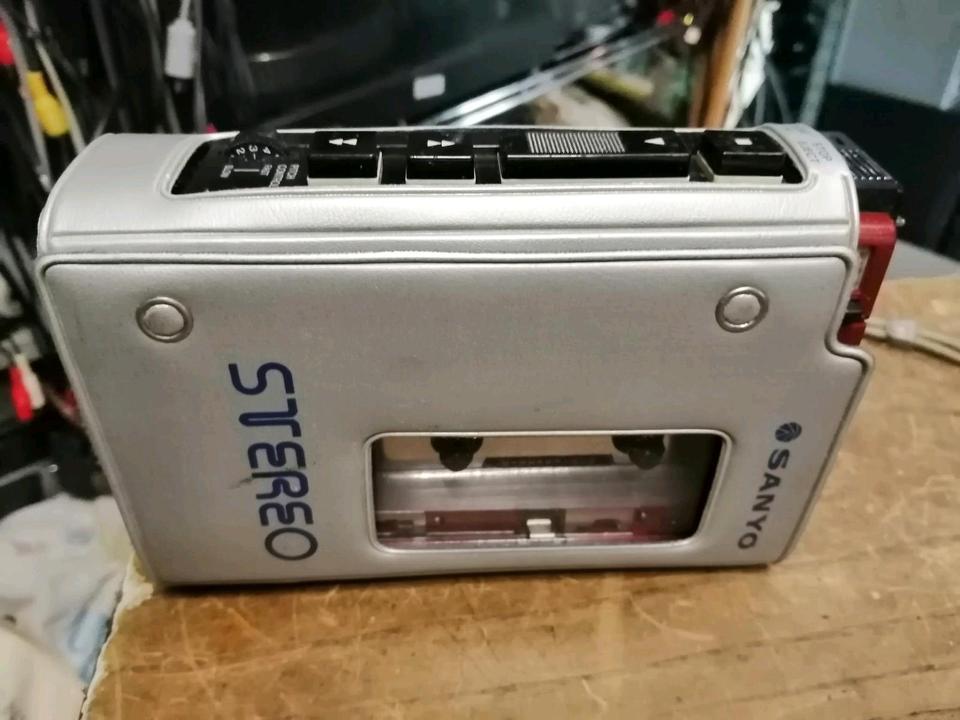 SANYO M4440, Walkman, rot, OHNE Adapter!!!