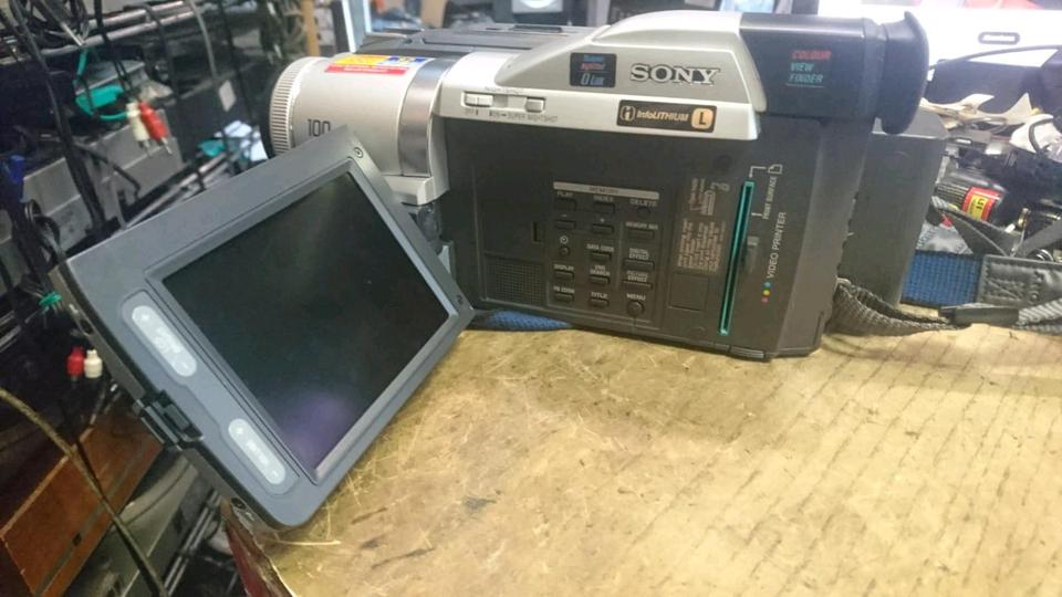 SONY DCR-TRV820E, Videocamera Hi8 und Video 8, mit Zubehör!!