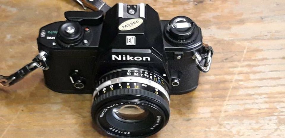 NIKON EM Analog-Camera, Objektiv, Blitz, Linse und Beschreibung!