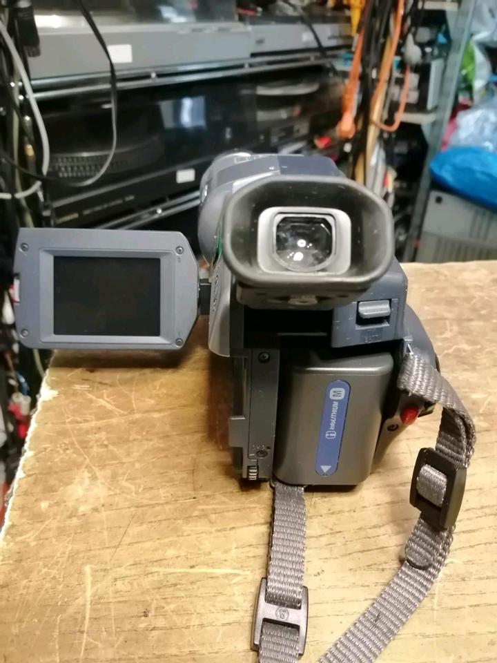 SONY DCR-TRV 145E Digital 8, Videocamera mit Zubehör!!
