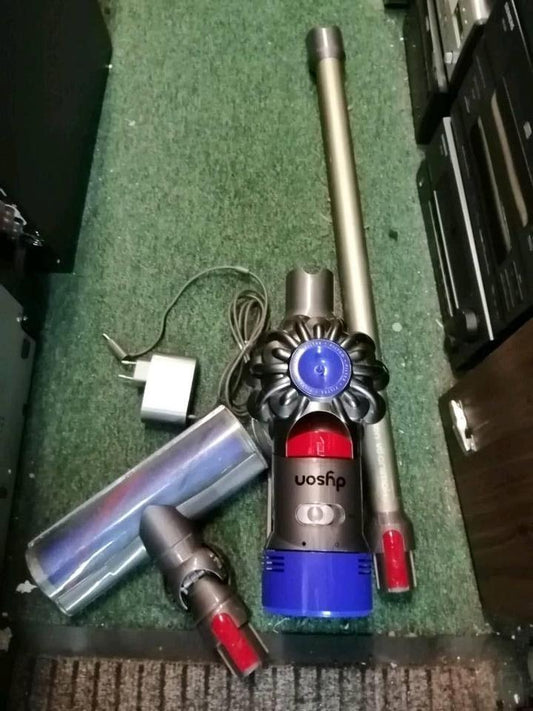 DYSON V8 absolute+, Akku-Staubsauger mit Zubehör!! guter Zustand!