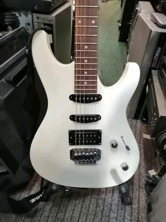 IBANEZ GIO, E-Gitarre, Farbe: weiß, made in China!!!