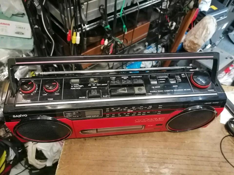 SANYO MS320L, Radio-Cassetten-Recorder mit Universal-Adapter, rot