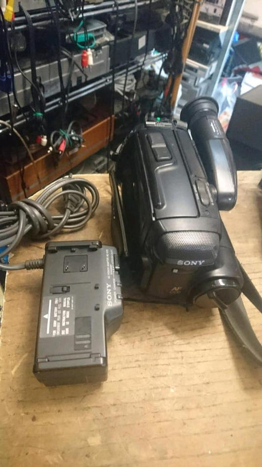 SONY CCD-TR303E, Videocamera Video 8, mit Zubehör!!