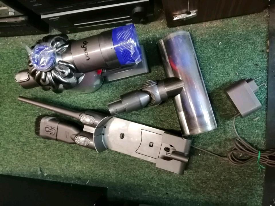 DYSON V6 Fluffy, Akku-Staubsauger mit Zubehör!!