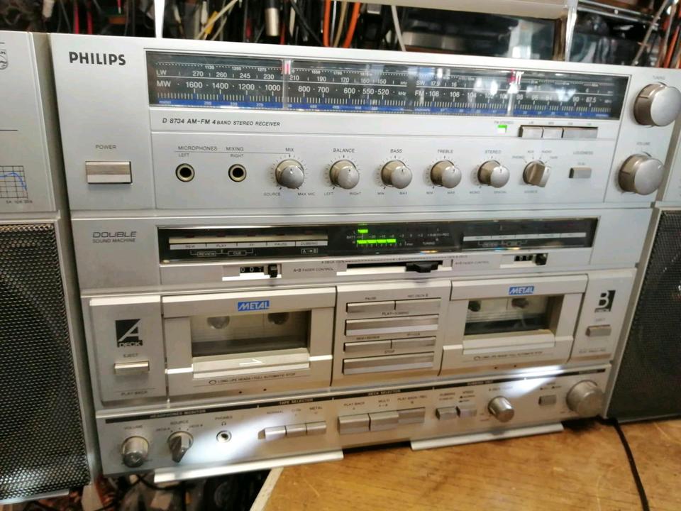 PHILIPS D 8734 AM-FM 4BAND Receiver, etwas DEFEKT!!