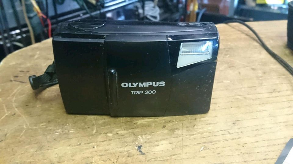 OLYMPUS TRIP 300, Analog-Kamera mit Original-Tasche!