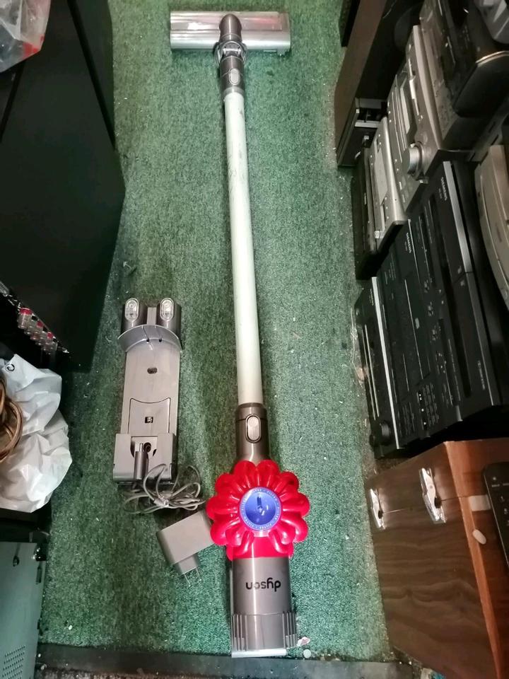 DYSON V6 trigger, Akku-Staubsauger mit NEUEN Akku und Zubehör!!