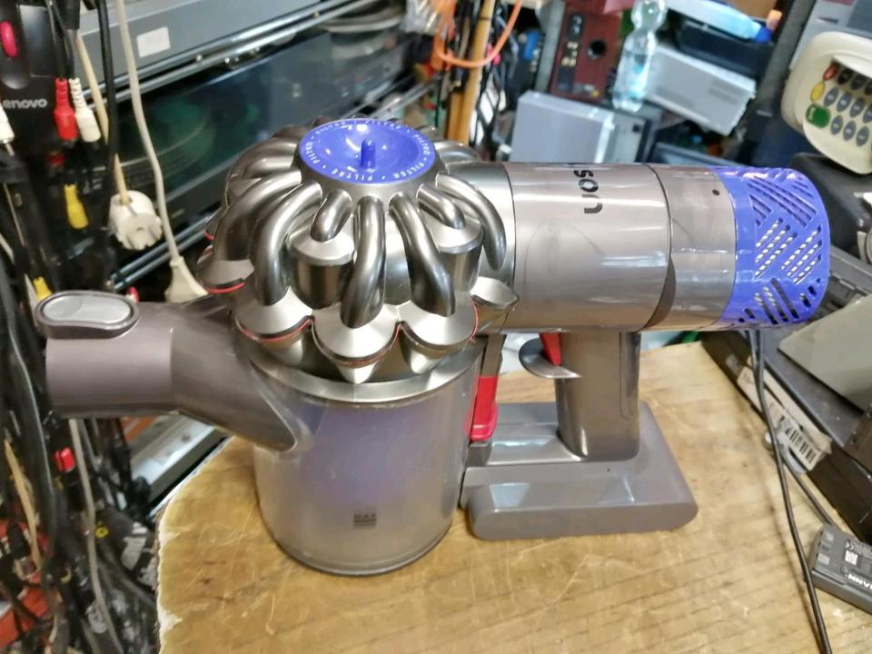 DYSON V6 fluffy, Akku-Staubsauger mit Zubehör
