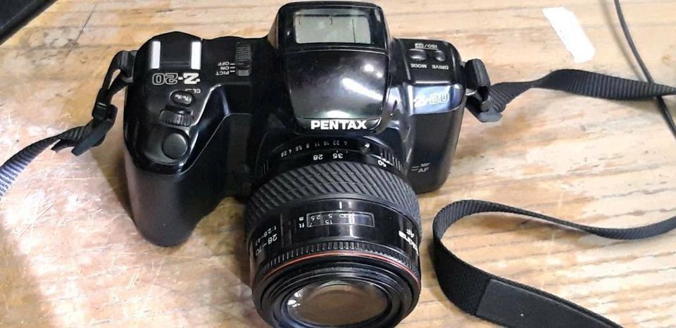 PENTAX Z-20 Analog-Camera und TOKINA AF 20-70mm Objektiv