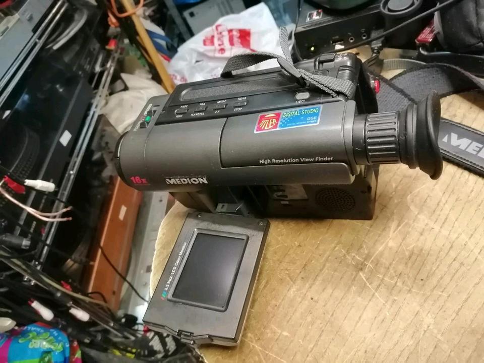 MEDION MD-9010, Videocamera Video 8 mit Zubehör!!