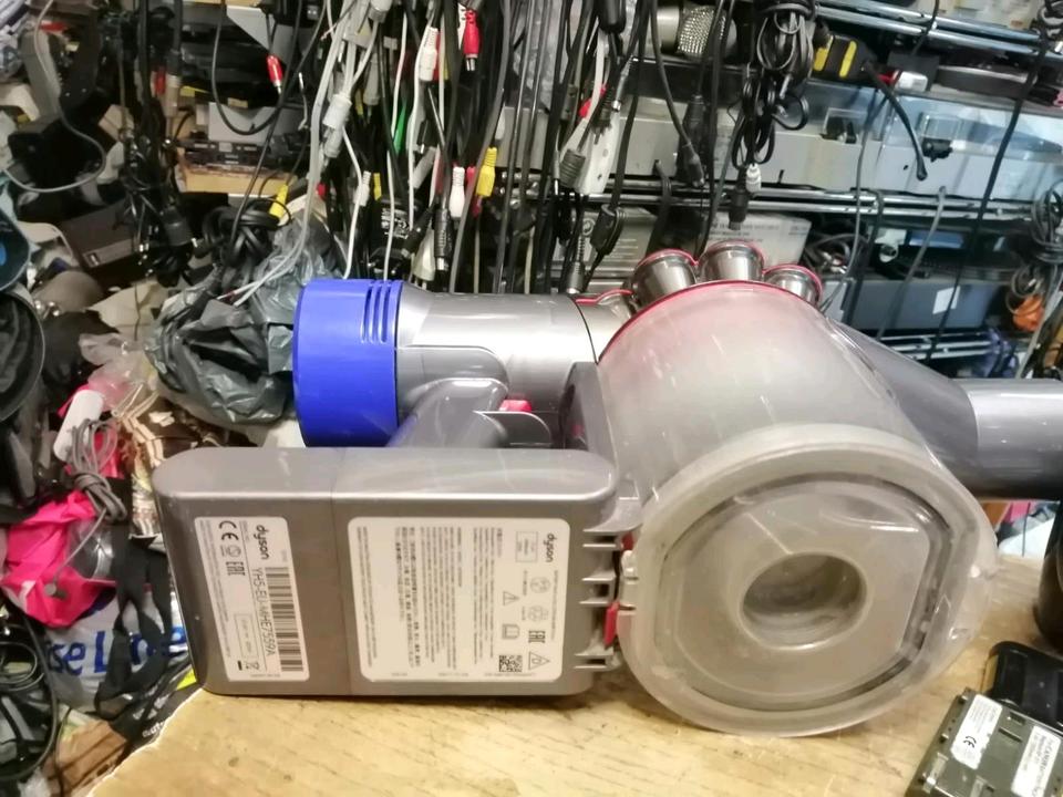 DYSON V8 absolute Akku-Staubsauger, Bürste mit Licht und Zubehör!