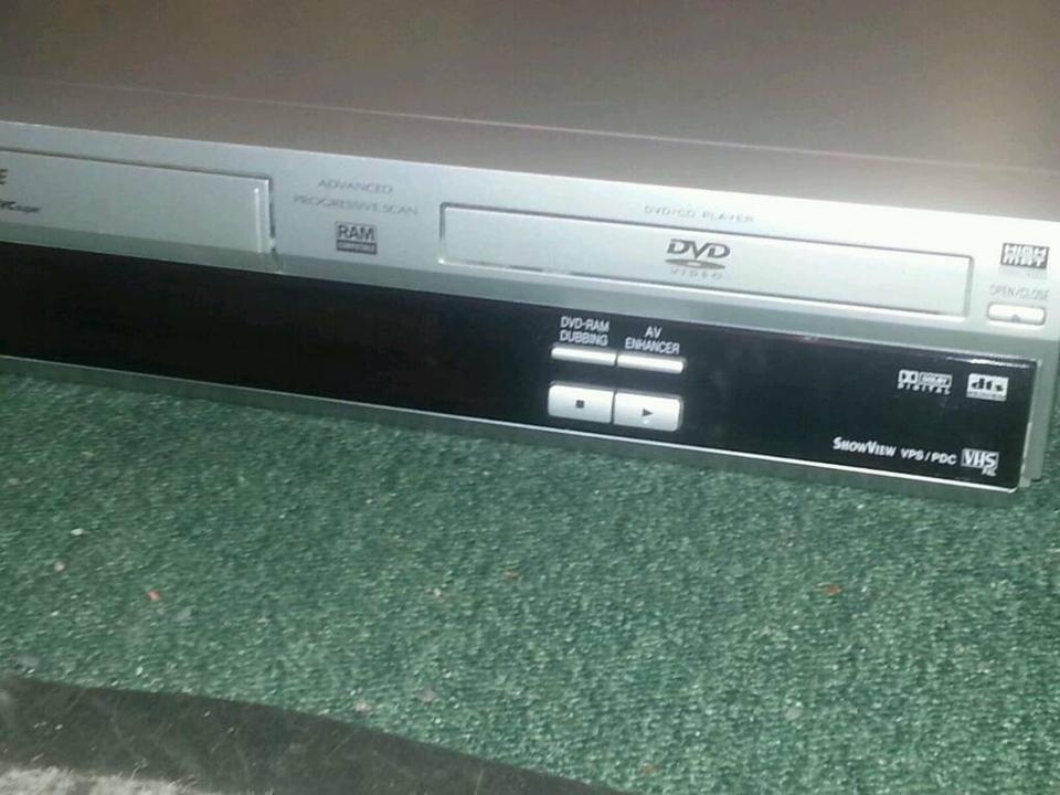 PANASONIC NV-VP28; DVD-Player/Videocassetten-Recorder,toll