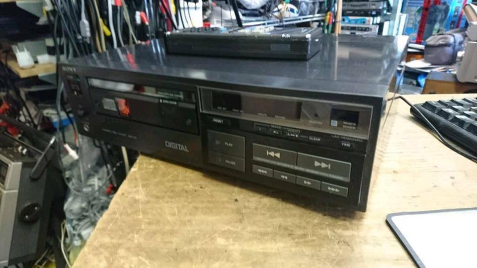 SONY CDP-101, CD-PLAYER mit Fernbedienung, DEFEKT!!