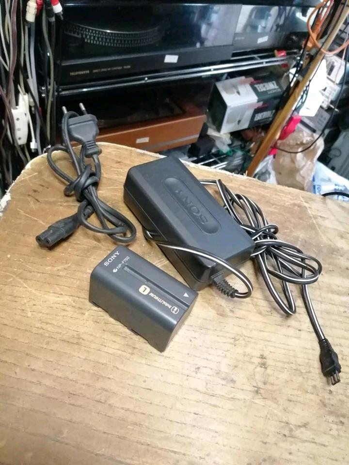 SONY DCR-TR7000E PAL, Videocamera Hi8 und Video 8, mit Zubehör!!