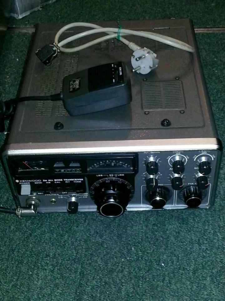 KENWOOD TS-700; VHF/2m Allmode-Transceiver mit Mikrofon