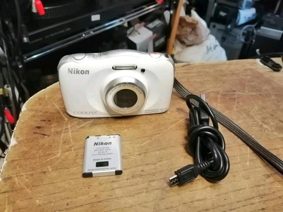 NIKON COOLPIX S33, Digital-Kamera mit Zubehör!!!