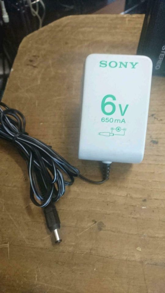 SONY TCS-310 Stereo Walkman, mit Adapter, etwas DEFEKT!