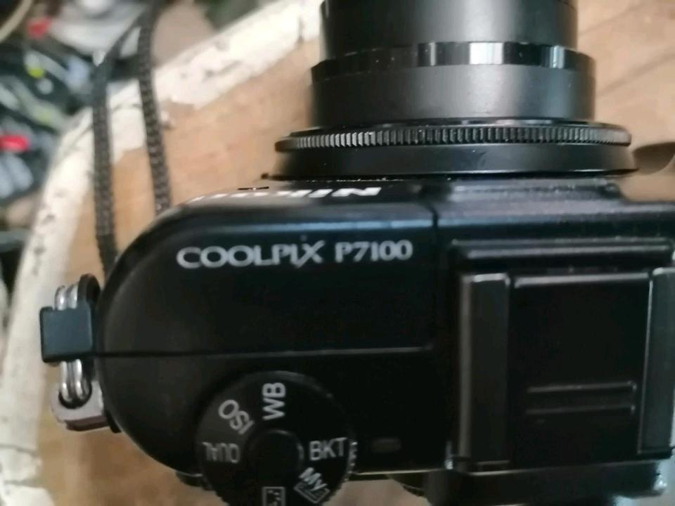 NIKON COOLPIX P7100, Digital-Kamera mit Zubehör - etwas DEFEKT!!!