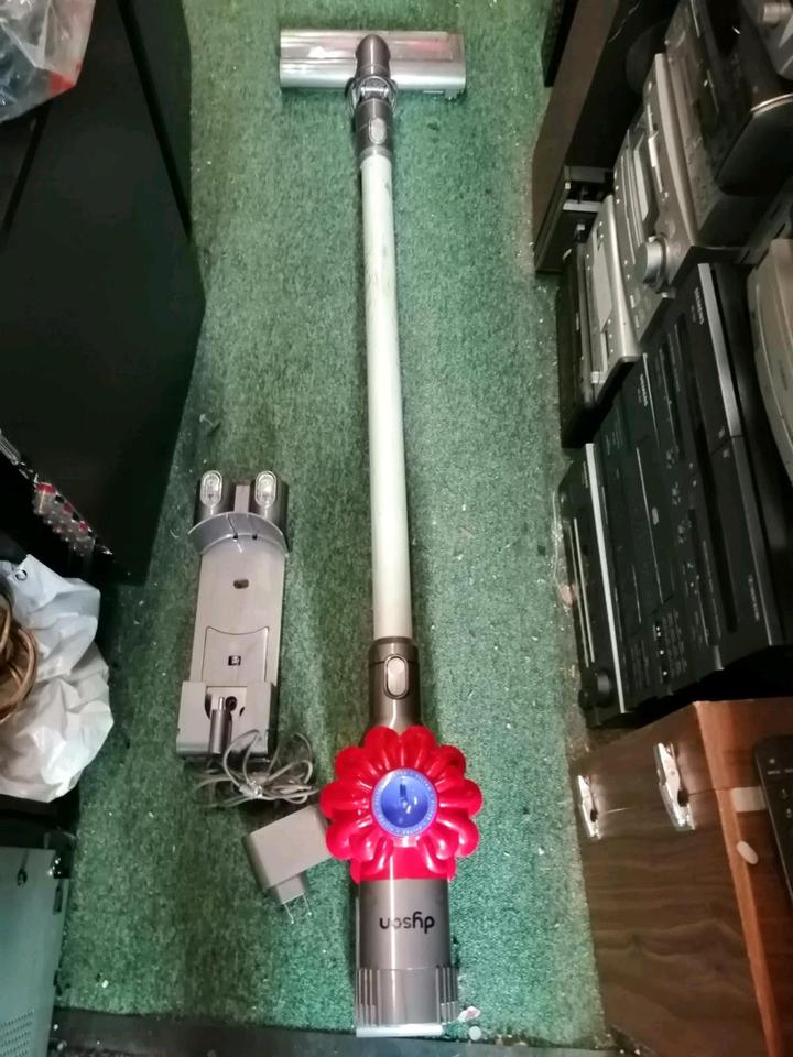 DYSON V6 trigger, Akku-Staubsauger mit NEUEN Akku und Zubehör!!