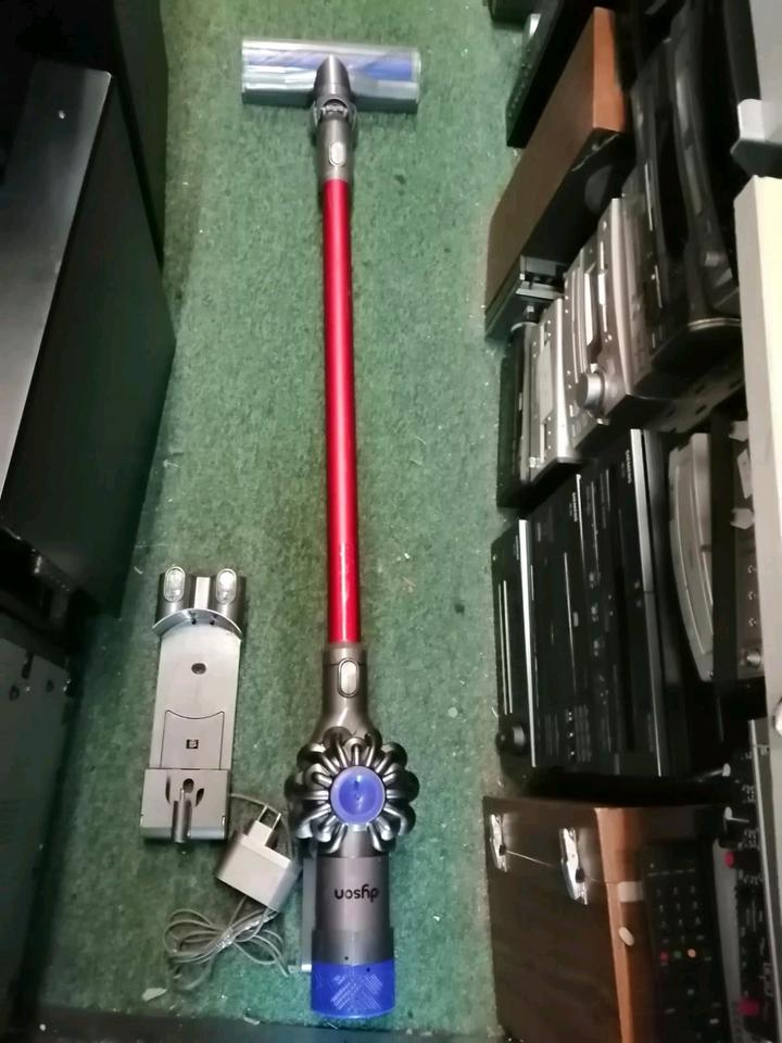 DYSON V6 Total Clean, Akku-Staubsauger mit NEUEN Akku und Zubehö!