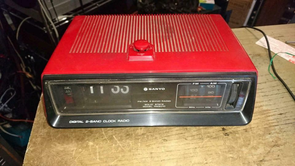 SANYO Model: RM5010, Klappzahlenwecker mit Radio, etwas DEFEKT!!