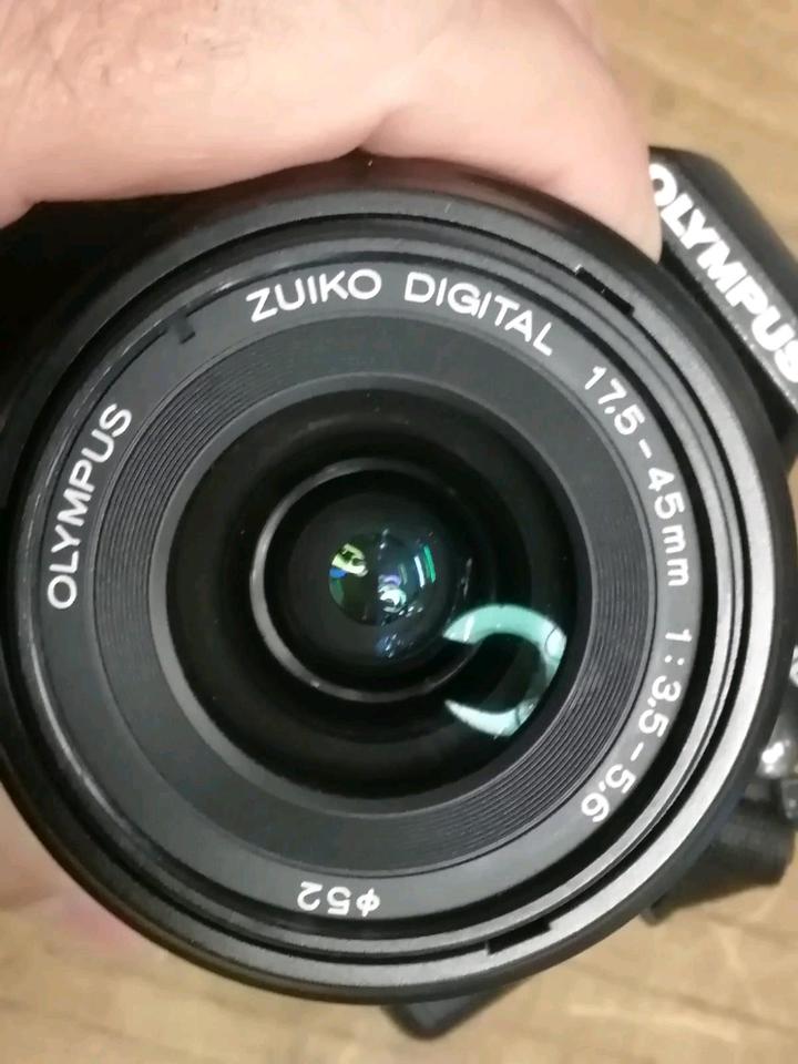 OLYMPUS E-410 + OLYMPUS Zuiko Objektiv, mit Zubehör!!!