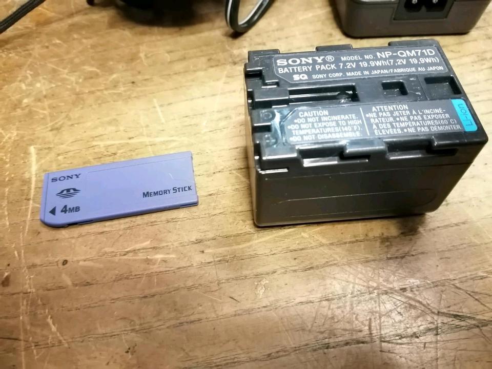 SONY DCR-TRV30E, MD-Videocamera mit Zubehör!!
