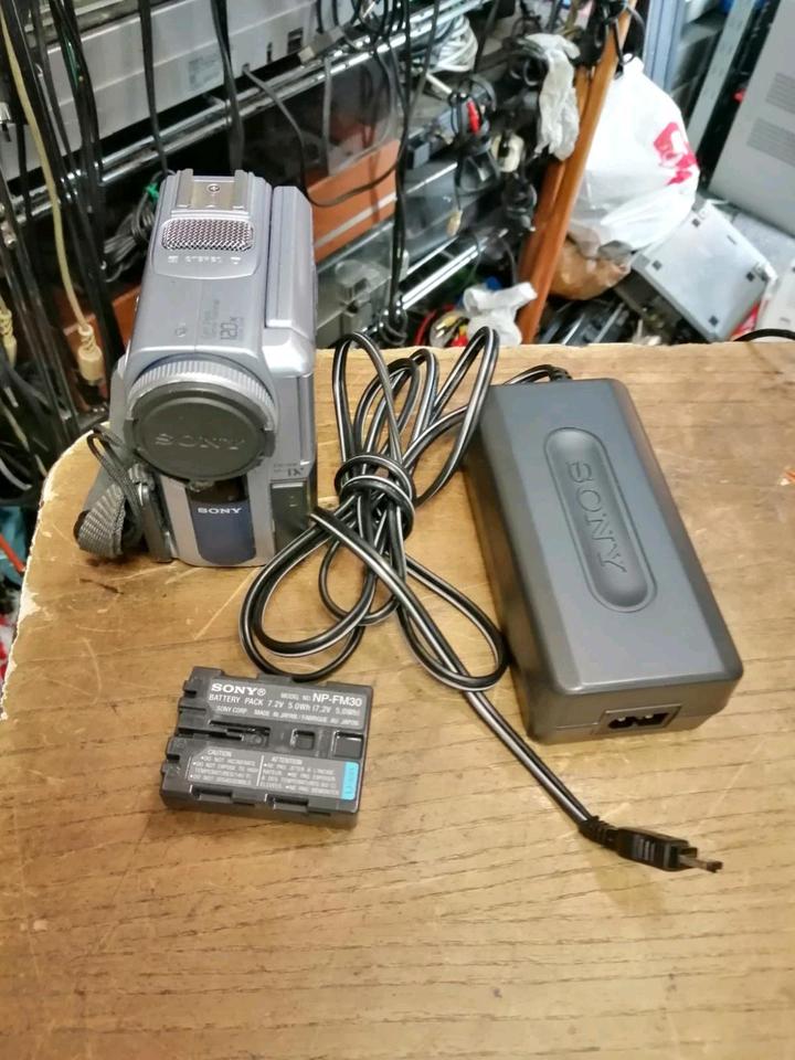 SONY DCR-PC8E, MiniDV-Videocamera mit Zubehör!! Guter Zustand!