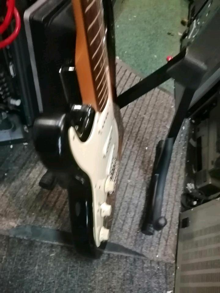 SQUIER STRAT, E-Gitarre für Linkshänder!!