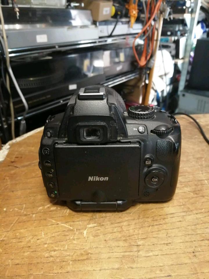 NIKON D5000 Digital-Kamera + NIKON NIKKOR Objektiv, guter Zustan!