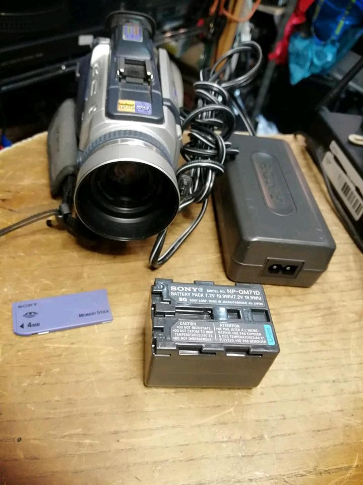 SONY DCR-TRV30E, MD-Videocamera mit Zubehör!!