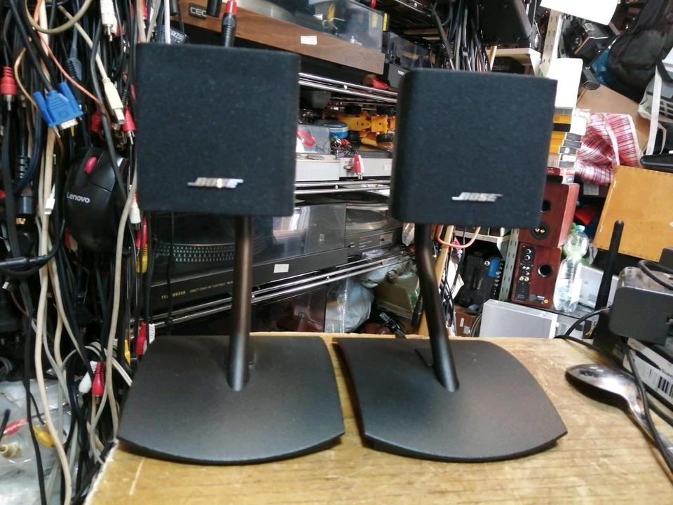 2 BOSE Tischstative UTS-20 + BOSE Boxen Series II, guter Zustand!