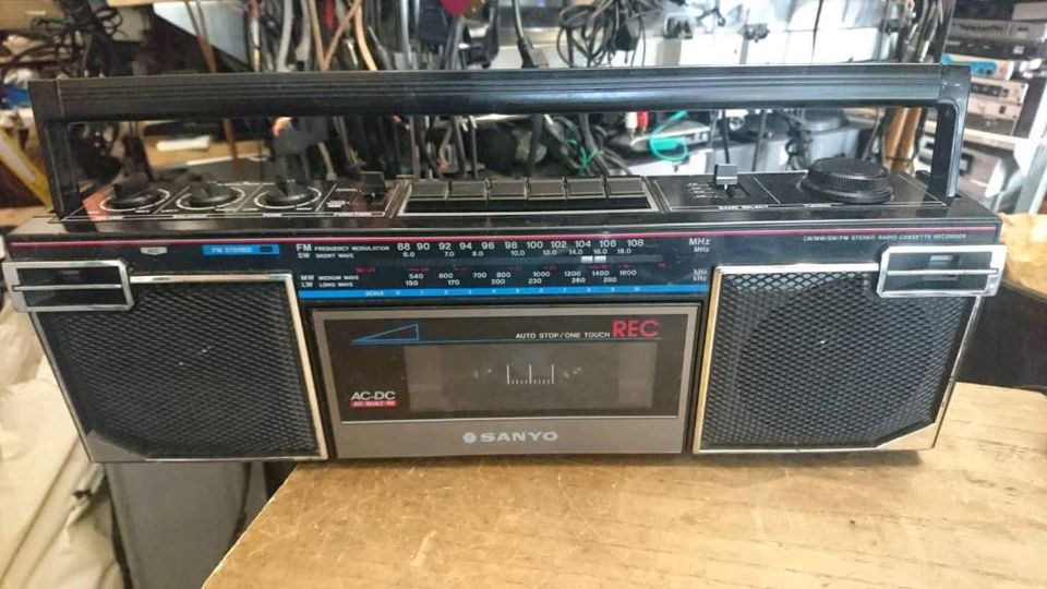 SANYO M7020L, Stereo Radio-Cassetten-Recorder, etwas DEFEKT!!