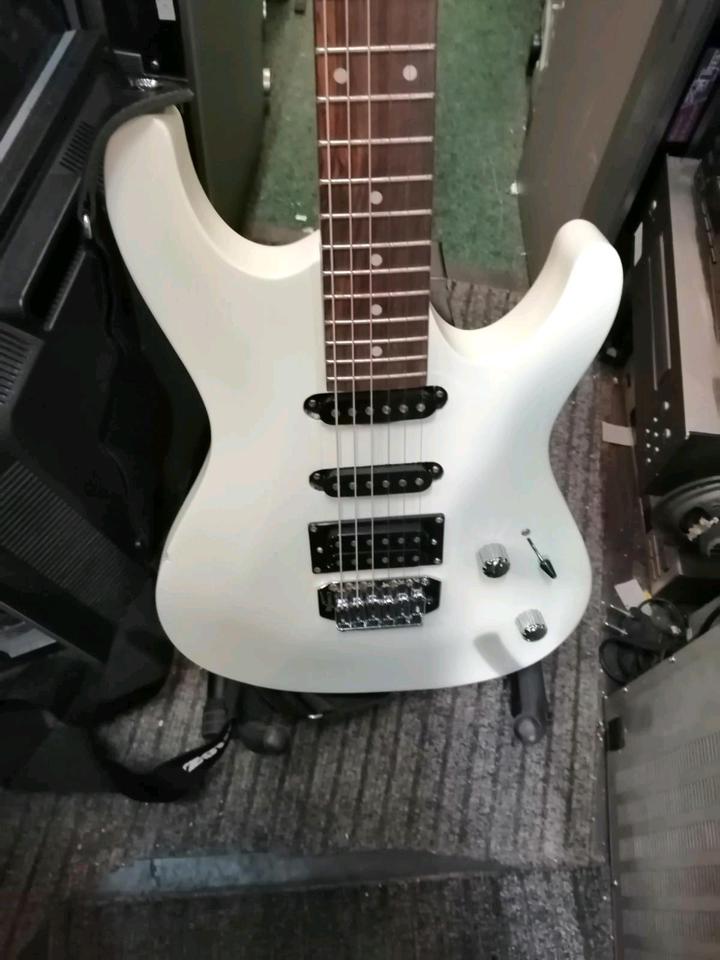 IBANEZ GIO, E-Gitarre, Farbe: weiß, made in China!!!