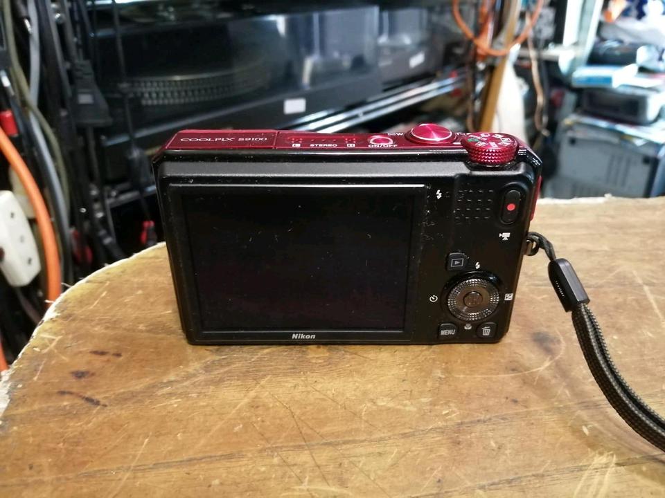 NIKON S9100, Digital-Kamera mit Zubehör, rot, OHNE Speicherkarte!