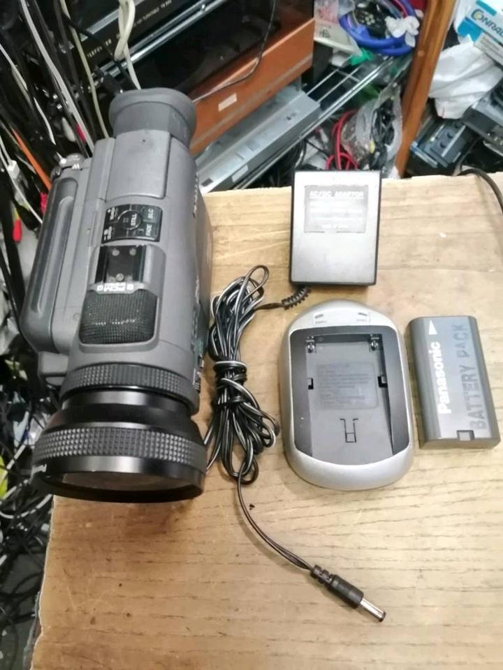 PANASONIC AG-EZ35E MiniDV-Videocamera mit Zubehör!!