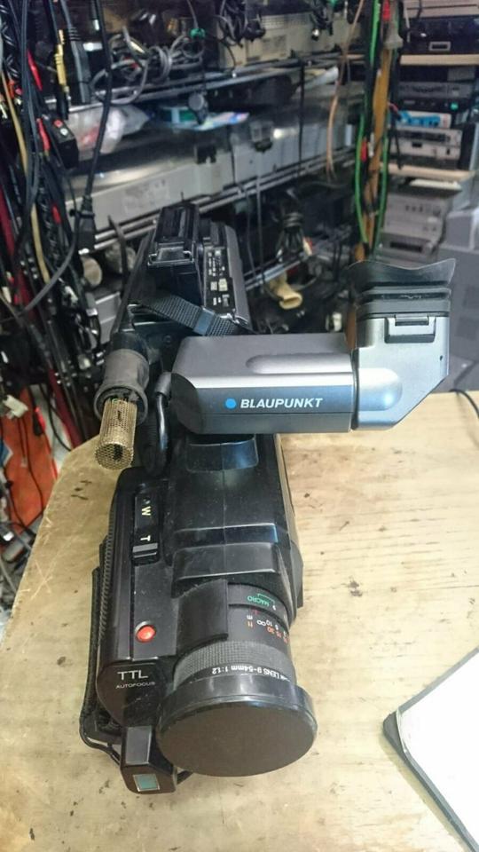 BLAUPUNKT CR-1500, VHS-Videocamera mit Ladegerät (ohne Akku)