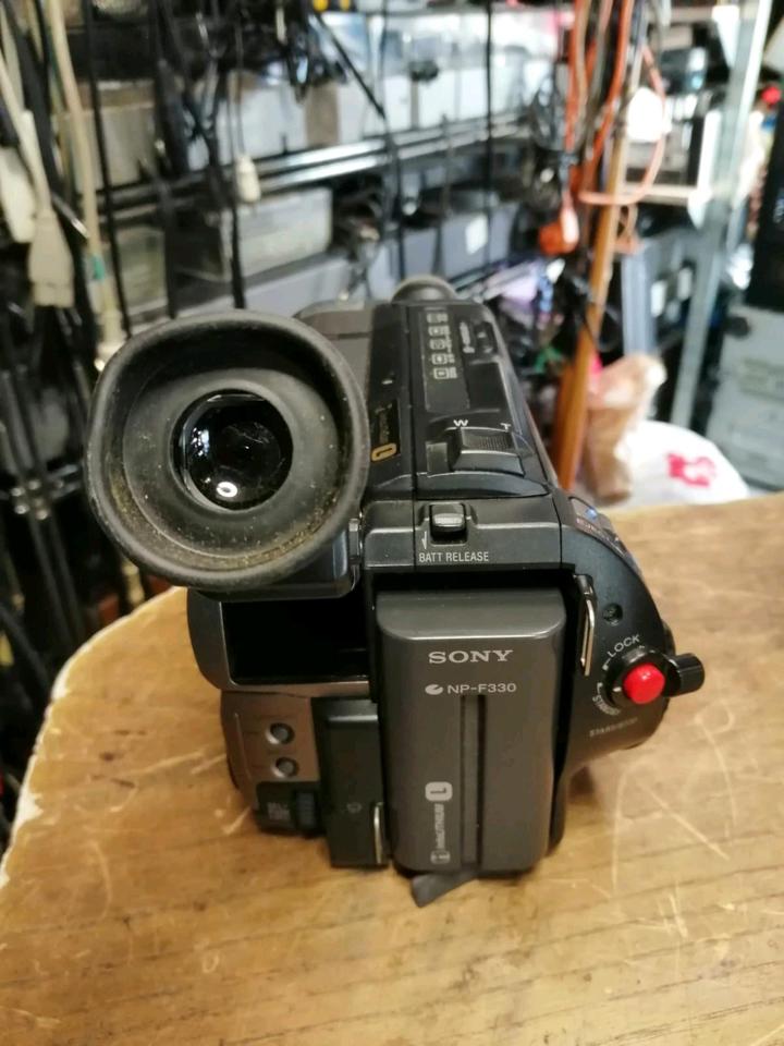 SONY CCD-TR515E, Videocamera Hi8 und Video 8, mit Zubehör!!!