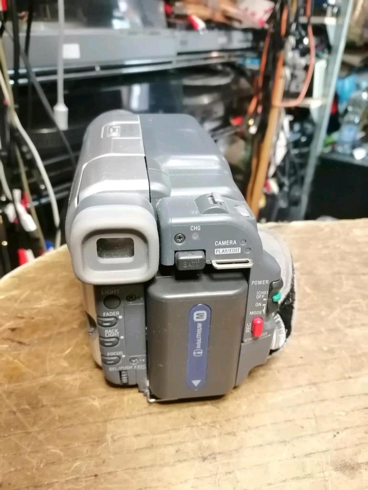 SONY DCR-TRV255E, Videocamera Digital 8, mit Zubehör!!!