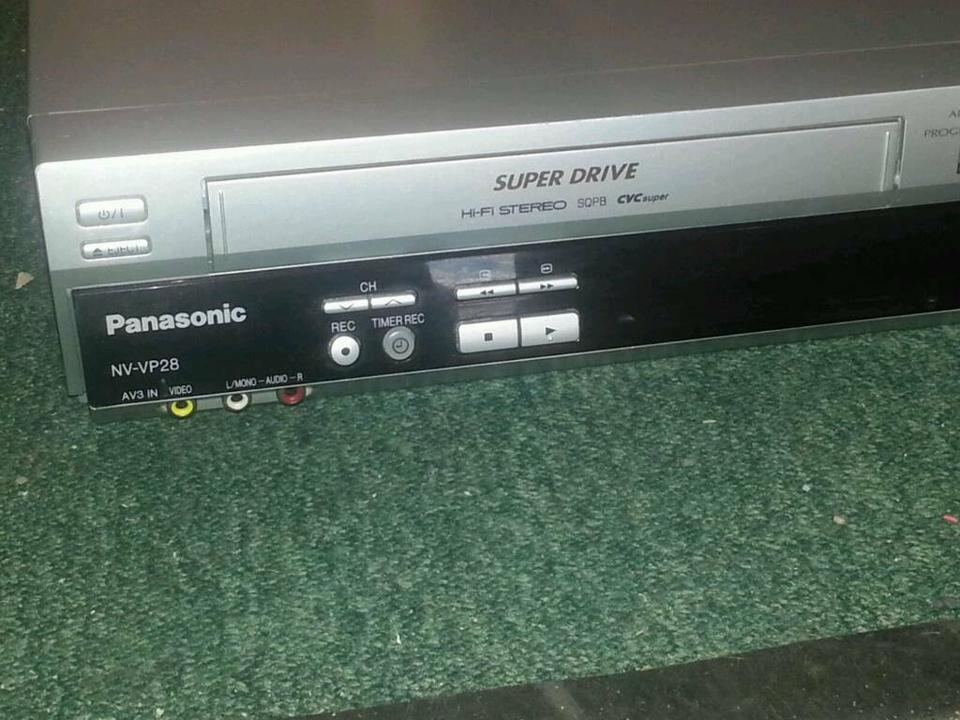 PANASONIC NV-VP28; DVD-Player/Videocassetten-Recorder,toll