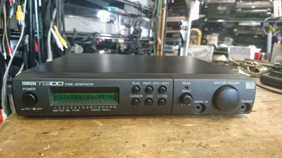 YAMAHA TG100 Tone Generator mit Adapter, guter Zustand!