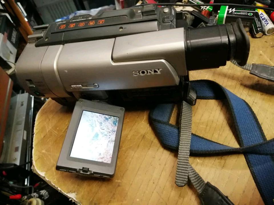 SONY CCD-TRV77E, Videocamera Hi8 und Video 8 mit Zubehör!!