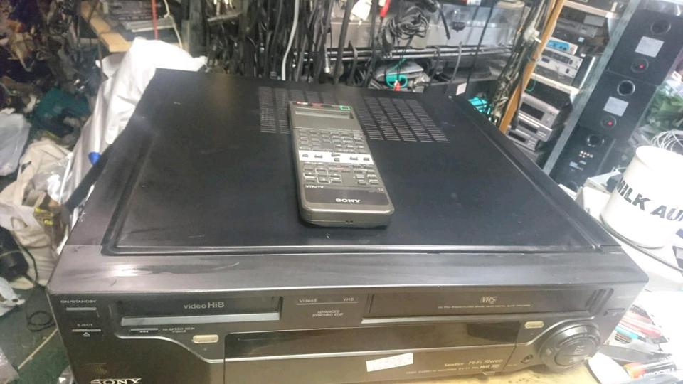 SONY EV-T1VC, VHS + Hi8 Videorecorder, 2 in 1, etwas DEFEKT!!