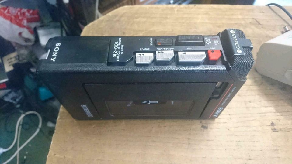 SONY TCS-310 Stereo Walkman, mit Adapter, etwas DEFEKT!