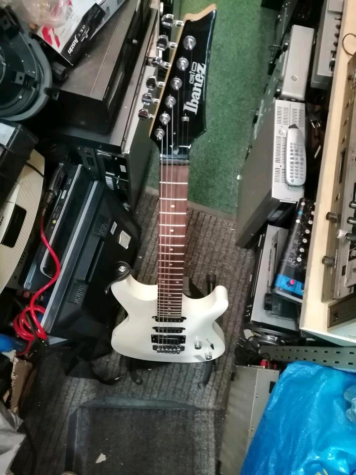 IBANEZ GIO, E-Gitarre, Farbe: weiß, made in China!!!