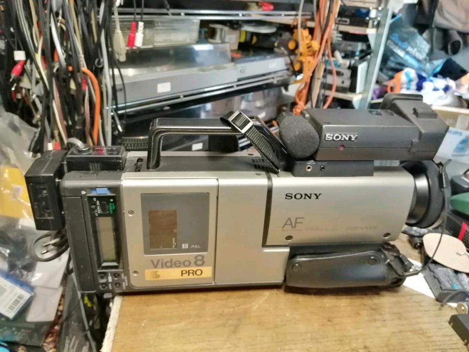 SONY CCD-V100E, Videocamera Video 8 + RFU-87E, mit Zubehör!!