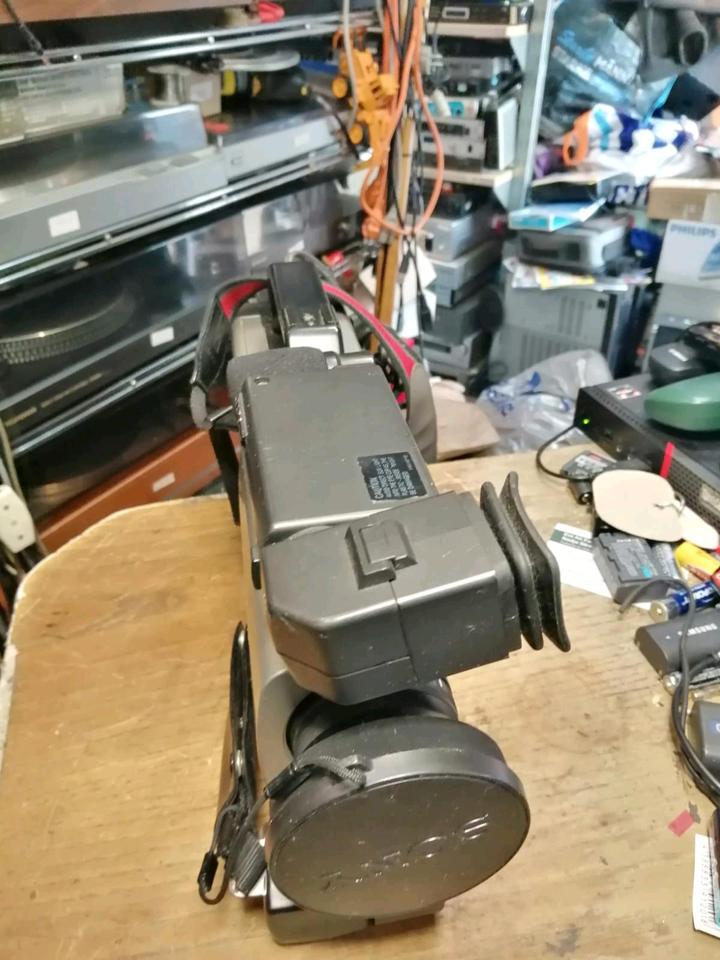 SONY CCD-V100E, Videocamera Video 8 + RFU-87E, mit Zubehör!!